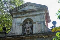 The Viceroy's Arch, erected in 1599 by Viceroy Francisco da Gama; the statue on the façade, facing the river, is of his grandfather Vasco da Gama, who was appointed Governor of India in 1524.