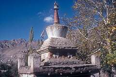A khani with a chorten or stupa, an important religious monument in Buddhism, symbolising Buddha’s presence; in the village of Suspol (Saspol).