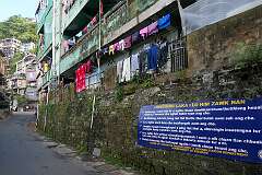 Chanmari West Road, Chaltlang, Aizawl,  with a sign about what to do in case of an earthquake, in the Mizo language.