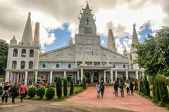 Solomon's Temple, of Kohhran Thianghlim, ('The Holy Church'), was inspired by a vision Dr. Sailo had in 1991 — he claimed that God showed him the design in a dream.