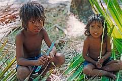 Frenny Arawatau, cutting palm leaves, with his sister Rita, in Tuarabu.