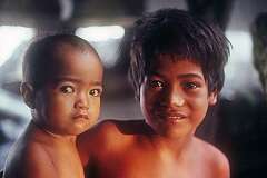 Robin with his little brother Tebeubure, in the village of Buariki.