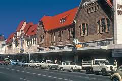 The Kaiserstrasse in the centre of Windhoek (ǀAi-ǁGams in Khoekhoegowab and Otjomuise in Otjiherero). It is now called Independence Avenue.